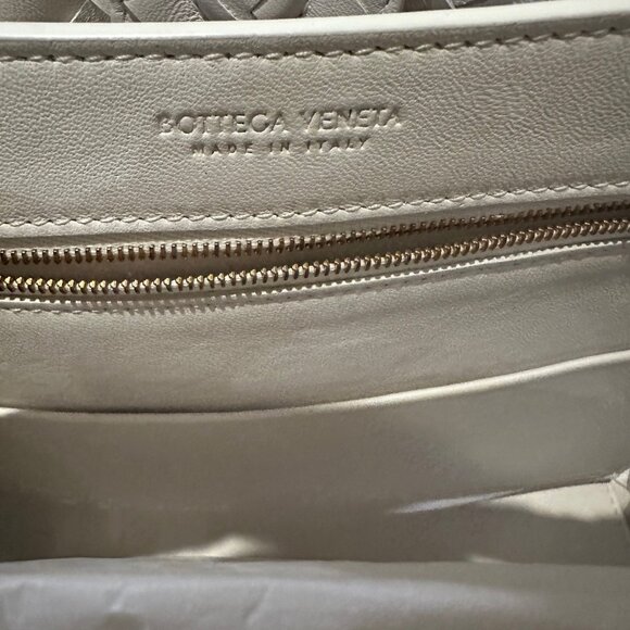 New Bottega Veneta White Small Andiamo Bag - Picture 8 of 9